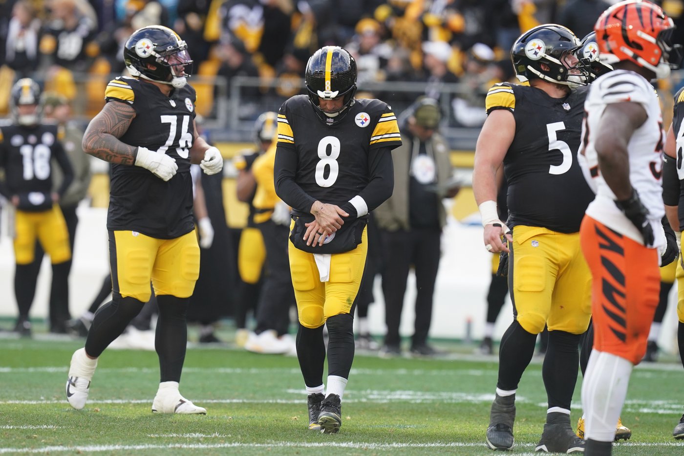 Steelers run past Bengals 34-12 but lose Aaron Rodgers to a left wrist injury | iNFOnews.ca Steelers run past Bengals 34-12 but lose Aaron Rodgers to a left wrist injury | iNFOnews.ca