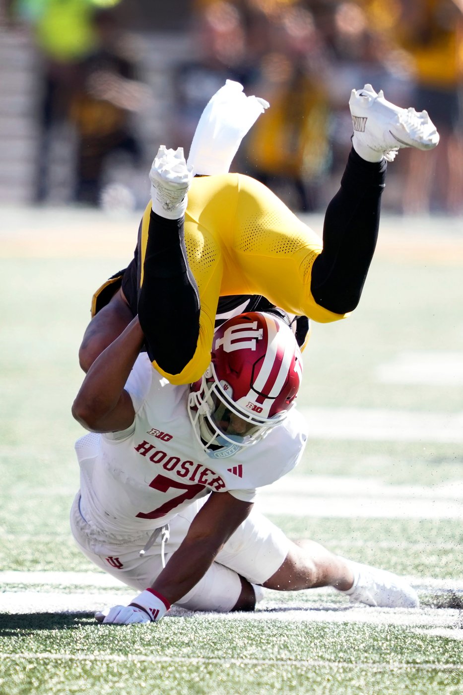 No. 11 Indiana gets late touchdown to beat Iowa, 20-15 | iNFOnews.ca
