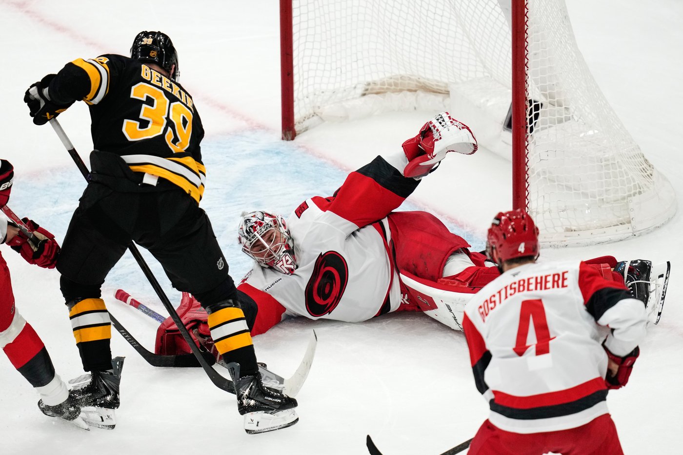 Pyotr Kochetkov makes 29 saves as Hurricanes beat Bruins 3-1 | iNFOnews.ca