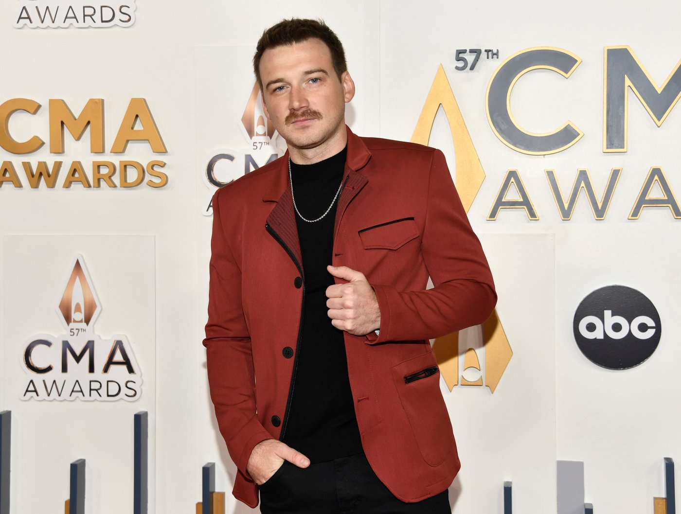 Morgan Wallen denied throwing chair off bar roof to police in 2024, footage shows | iNFOnews.ca