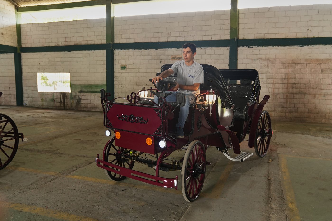 A Colombian city swaps iconic horse buggies for electric carriages amid animal welfare concerns | iNFOnews.ca