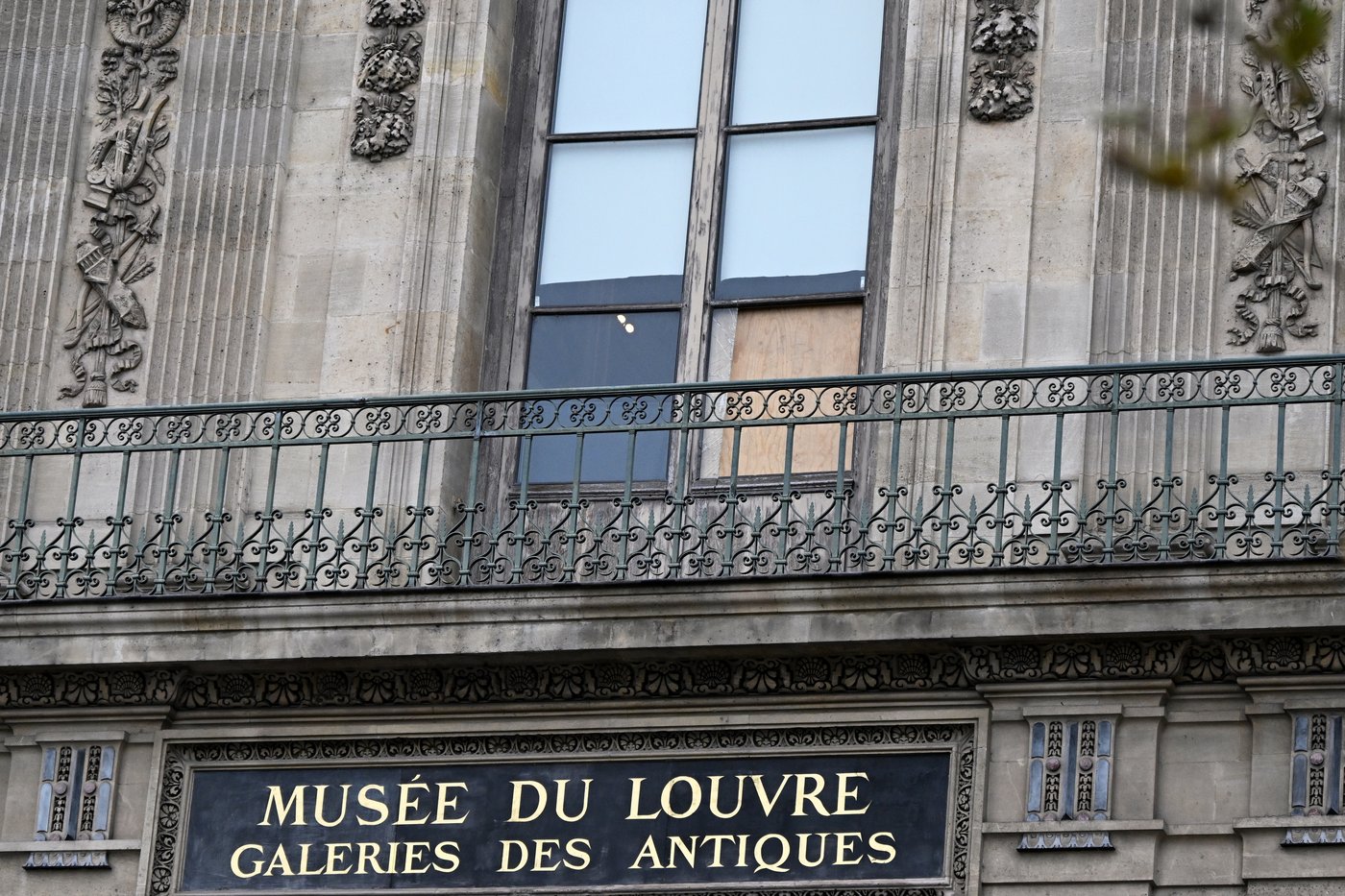 Louvre remains closed one day after jewel heist | iNFOnews.ca Louvre remains closed one day after jewel heist | iNFOnews.ca