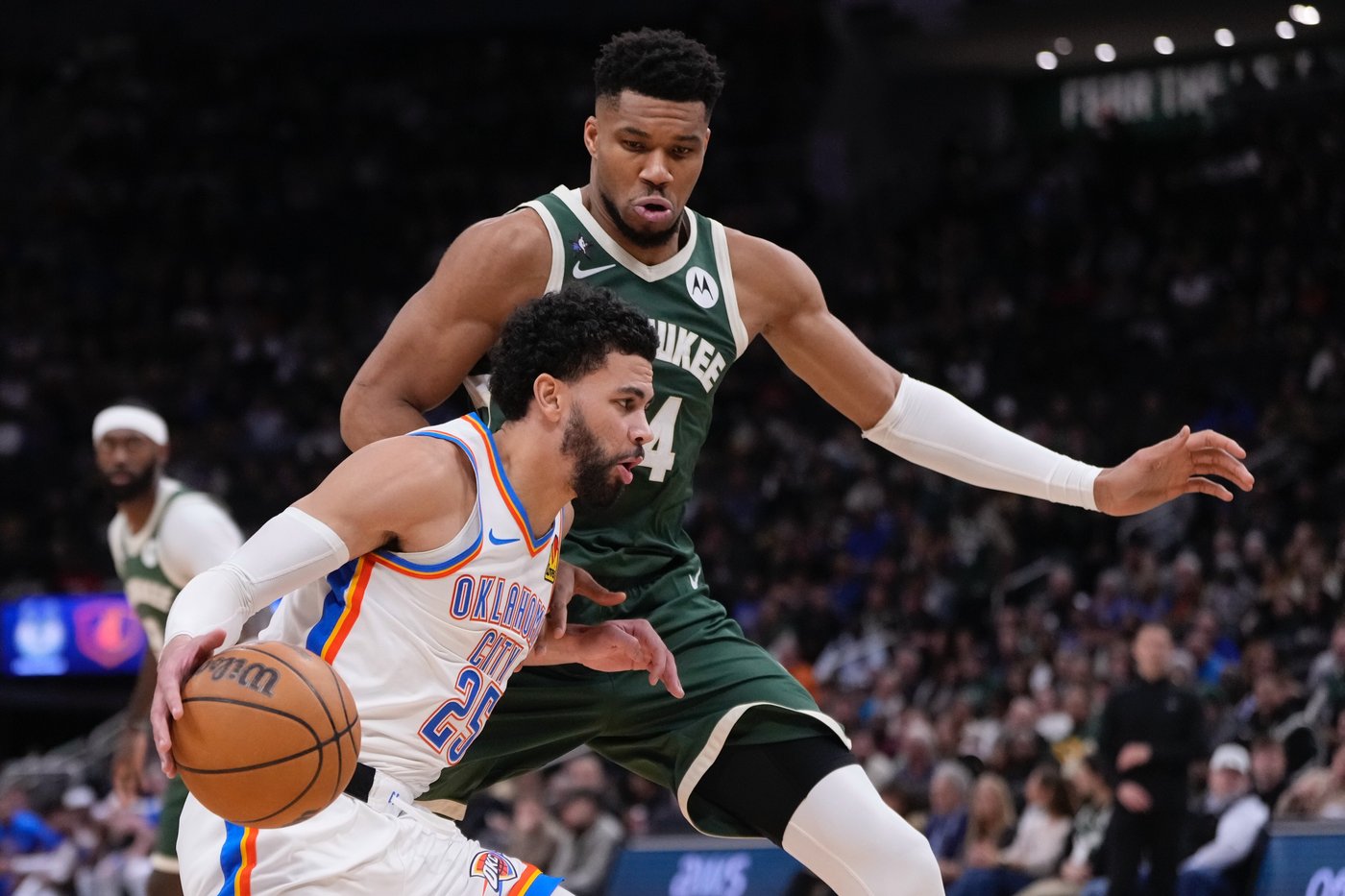 Gilgeous-Alexander scores 40 points as short-handed Thunder roll past Bucks 122-102 | iNFOnews.ca