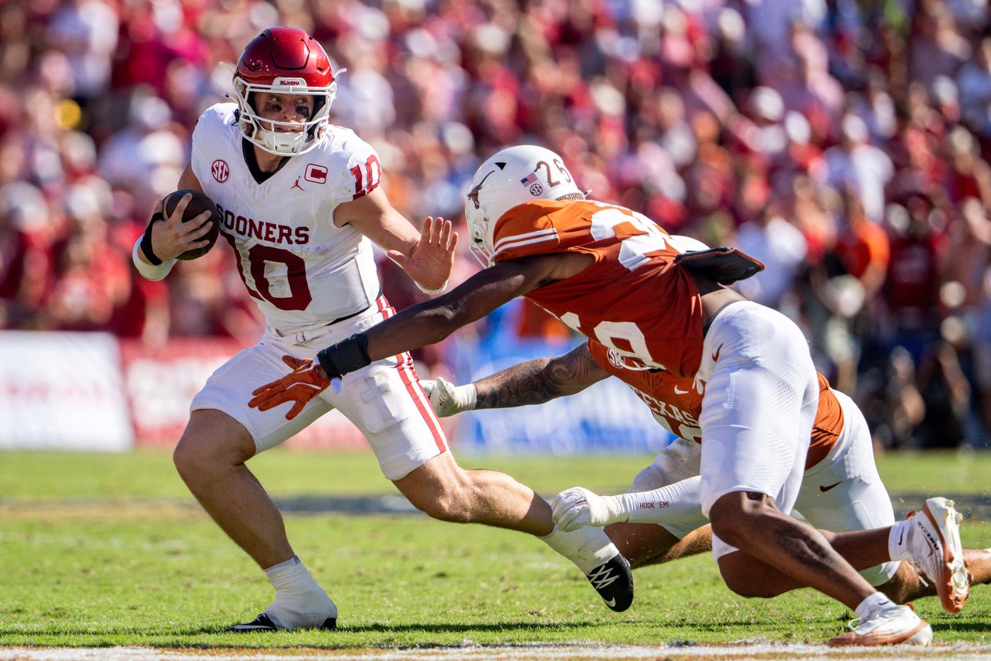 Oklahoma QB John Mateer throws 3 interceptions vs. Texas in return 3 weeks after hand injury | iNFOnews.ca