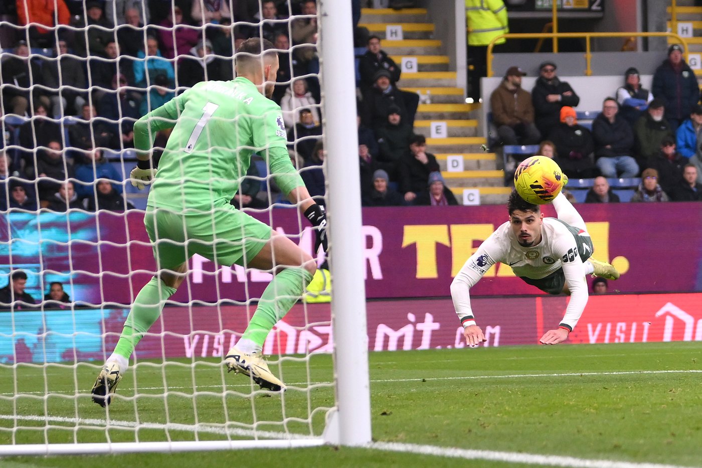 Chelsea beats Burnley 2-0 to gain ground on leader Arsenal in Premier League | iNFOnews.ca