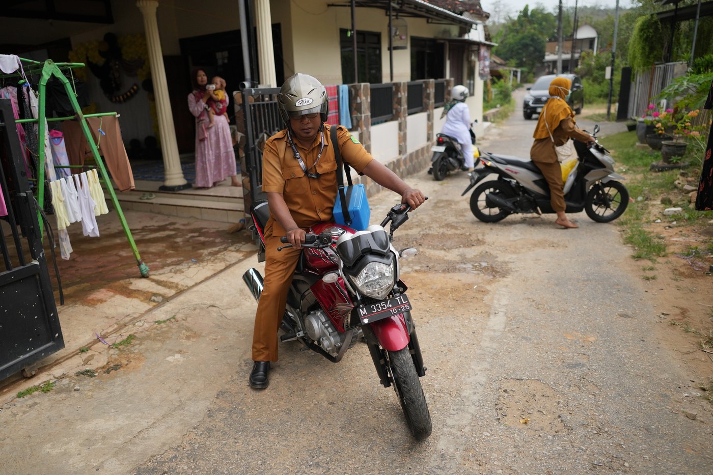 Photos show the efforts to curb a measles outbreak in Indonesia | iNFOnews.ca