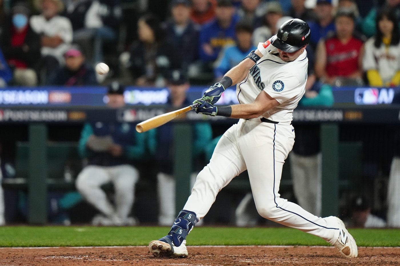 Photo Gallery: Blue Jays cruise to 13-4 Game 3 win in ALCS | iNFOnews.ca