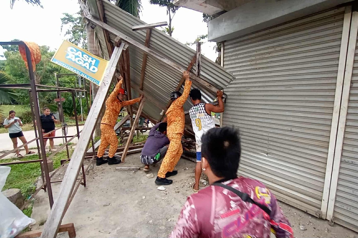 Two powerful quakes strike off southern Philippines, killing at least 7 people | iNFOnews.ca