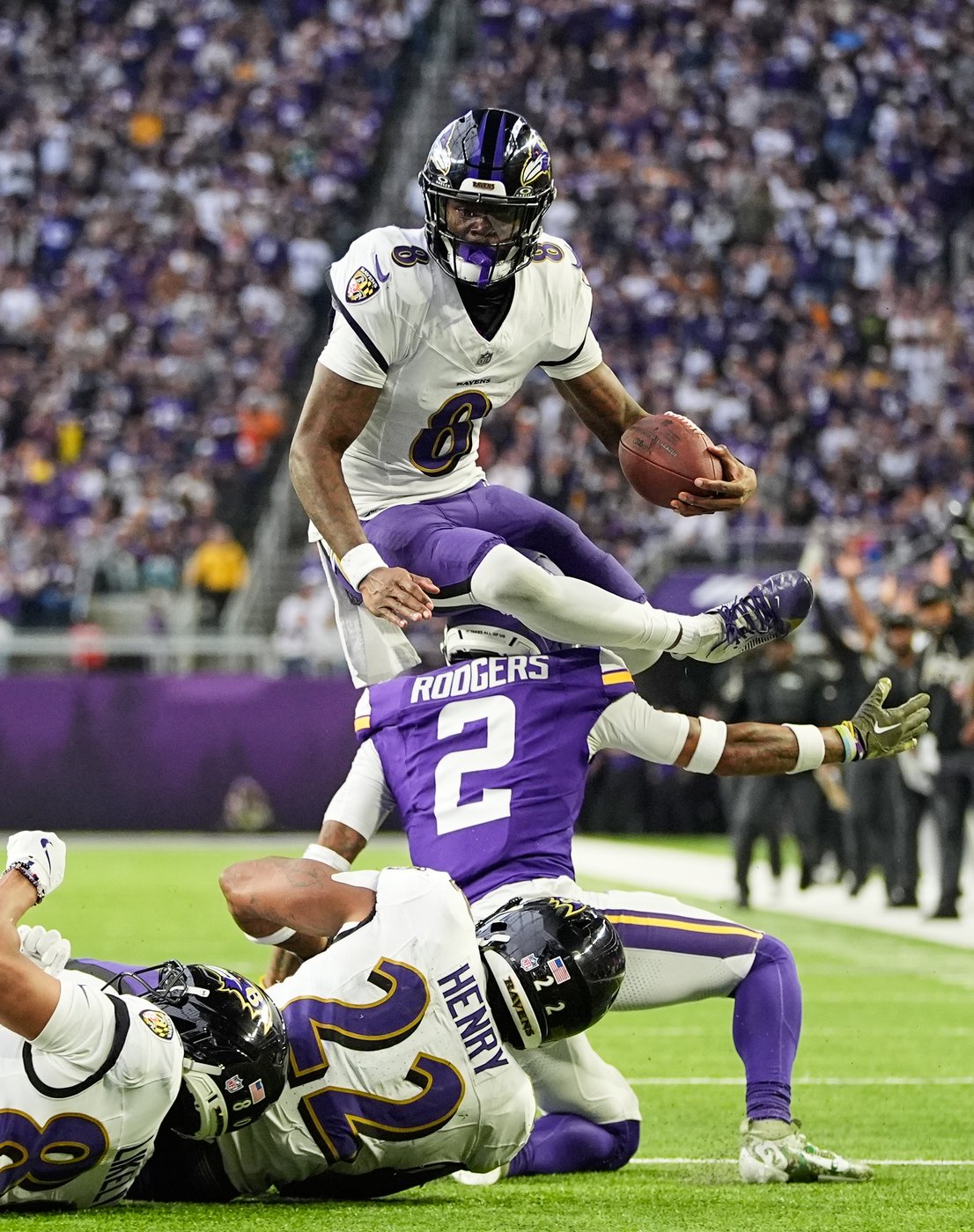 Lamar Jackson returns to practice for the Ravens after missing Wednesday's session with a knee issue | iNFOnews.ca