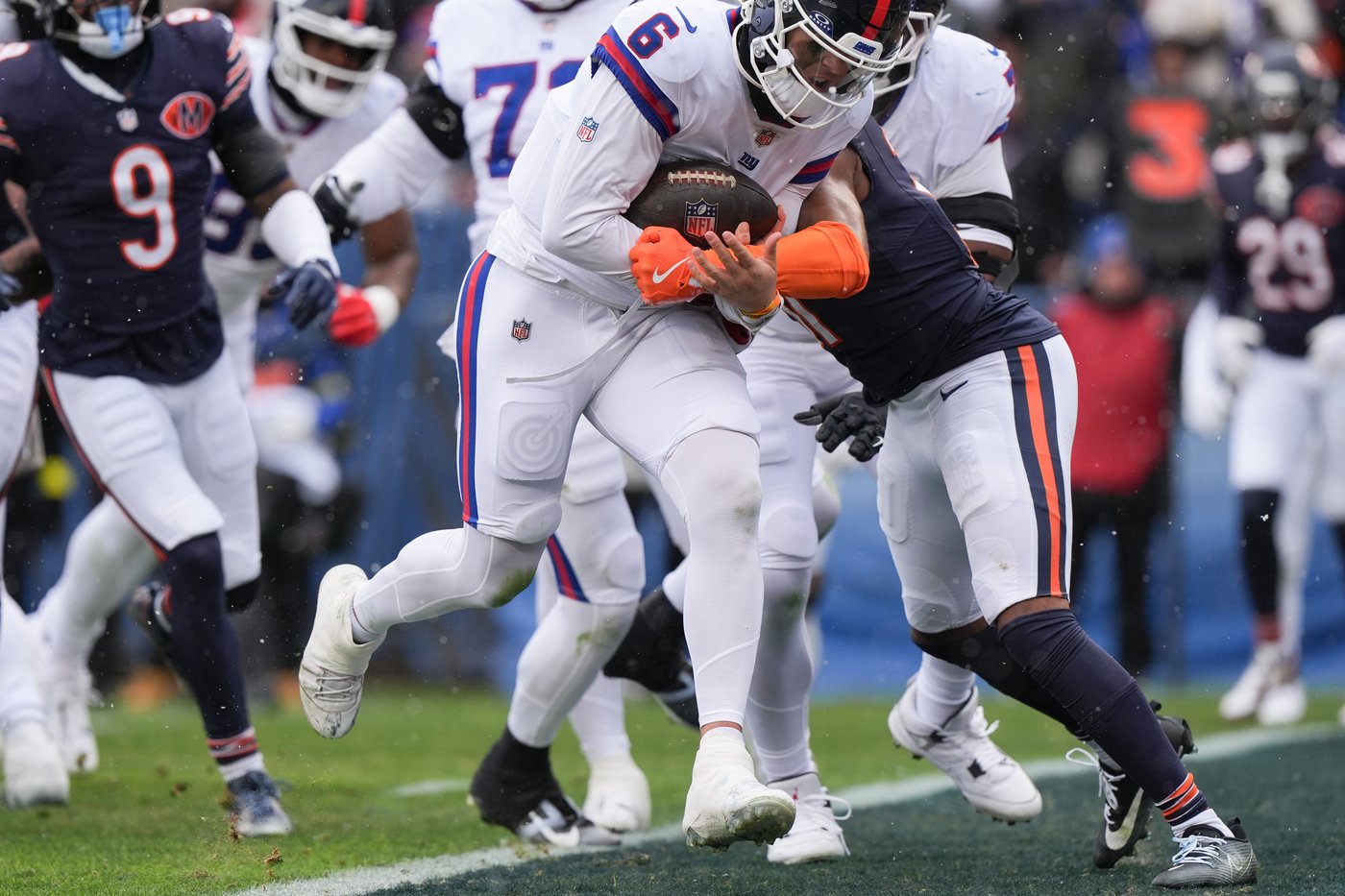 Giants QB Jaxson Dart leaves after taking hard hit against the Bears | iNFOnews.ca