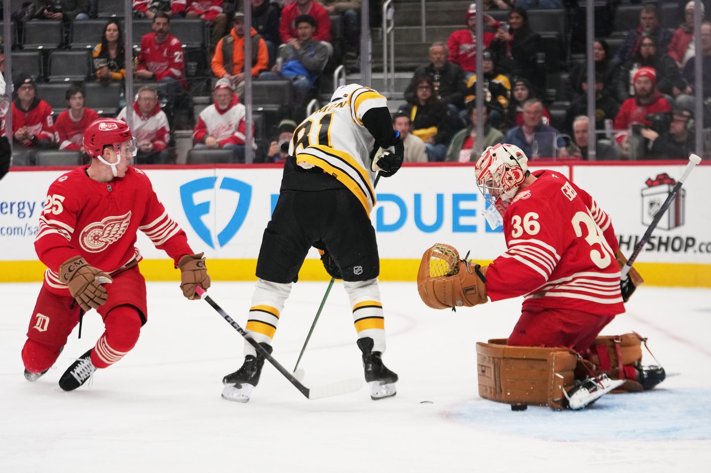 Seider helps the struggling Red Wings beat the Bruins 5-4 | iNFOnews.ca