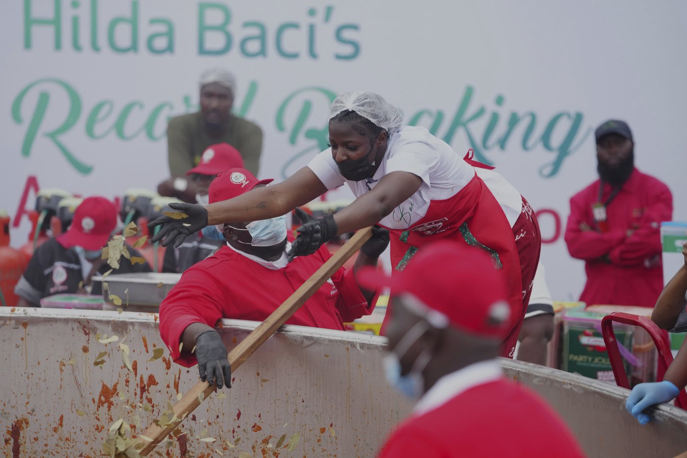 Nigerian chef breaks world record for cooking the largest jollof rice dish | iNFOnews.ca
