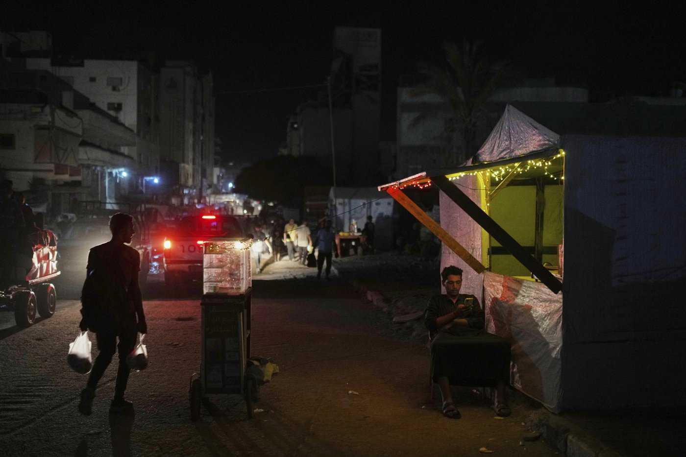 Photos in Gaza City, where the beach offers fleeting respite as war and famine grind on | iNFOnews.ca
