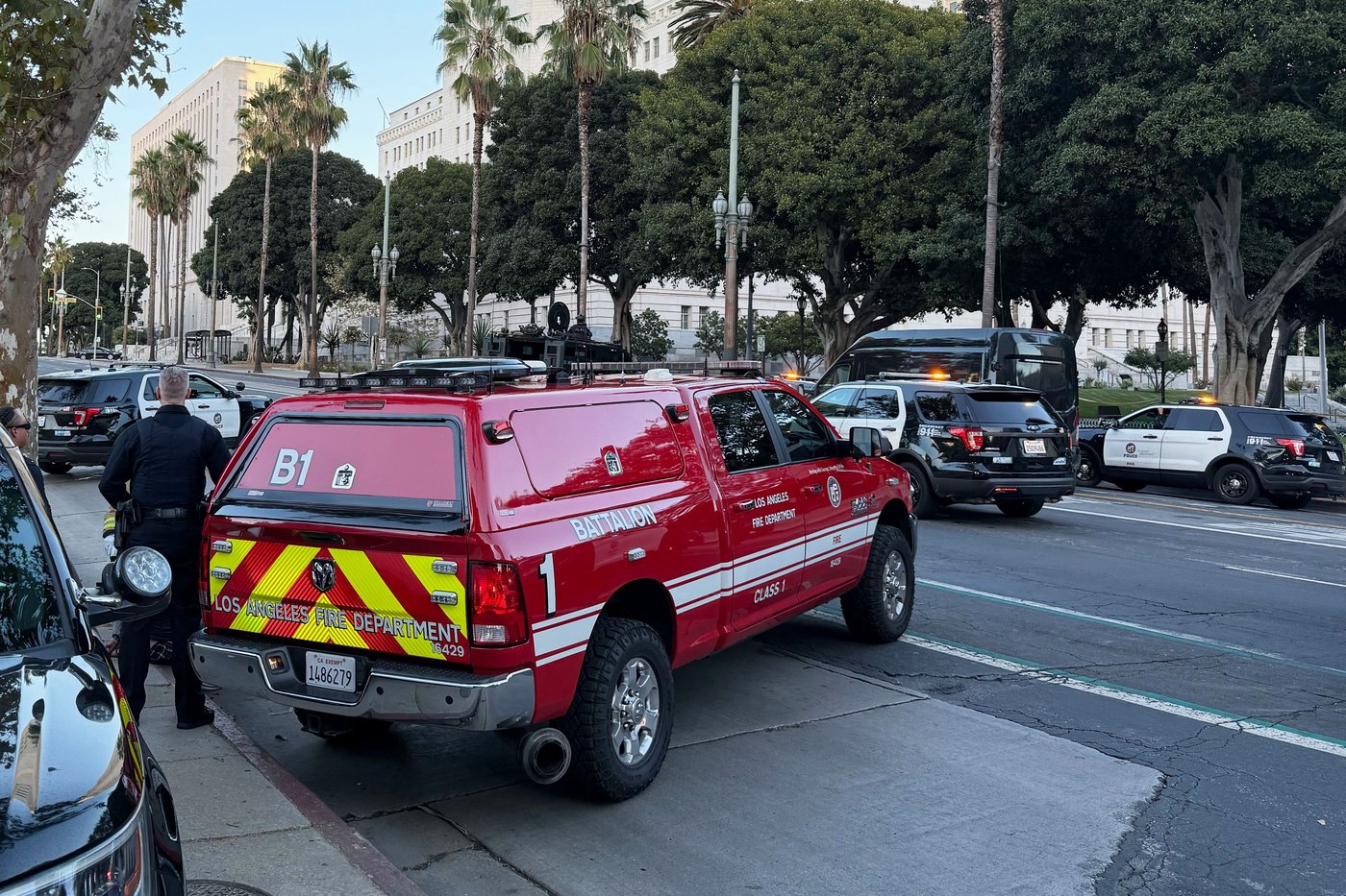 LA City Hall evacuated after car crashes into building's steps and the driver is in police custody | iNFOnews.ca