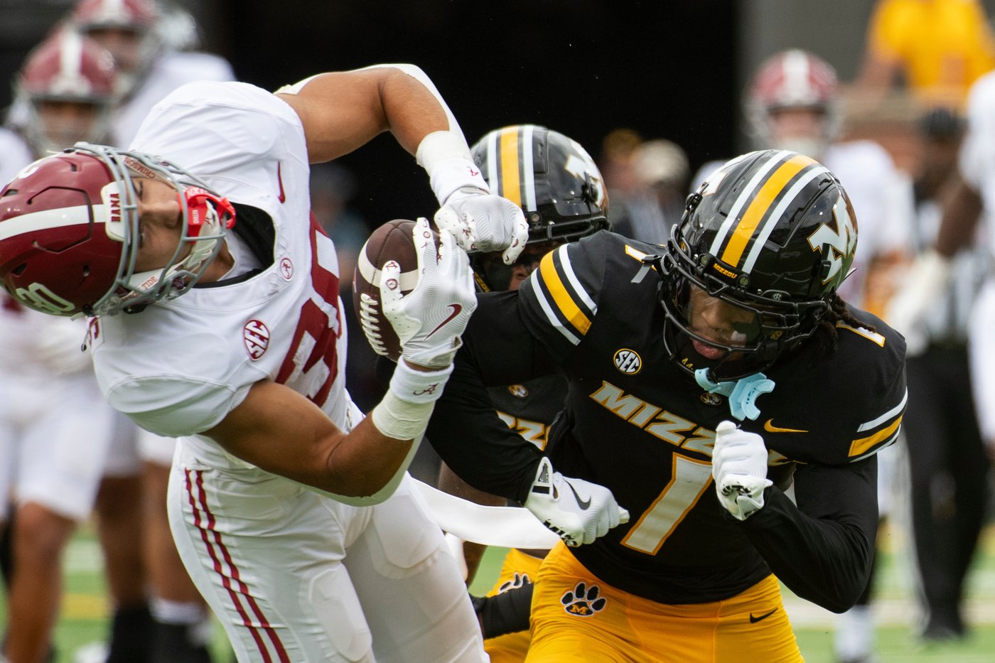 Ty Simpson shines as No. 8 Alabama edges No. 14 Missouri 27-24 to push winning streak to 5 | iNFOnews.ca