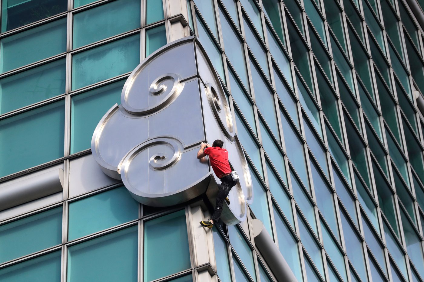 American rock climber Alex Honnold reaches top of Taipei 101 skyscraper without ropes | iNFOnews.ca