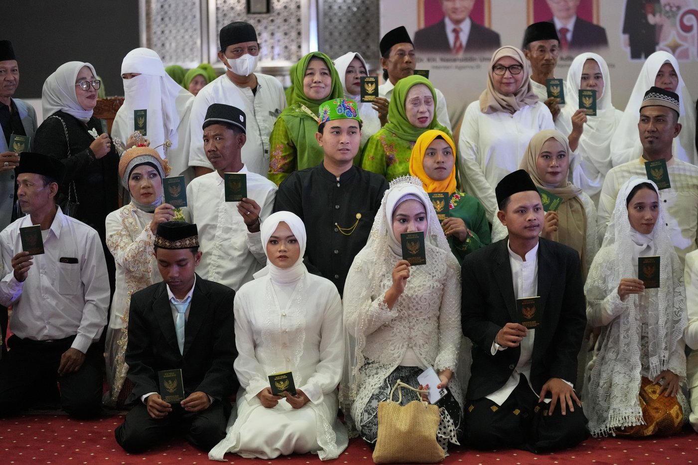 Photos capture the moment 51 couples tie the knot in Indonesian mass wedding ceremony | iNFOnews.ca