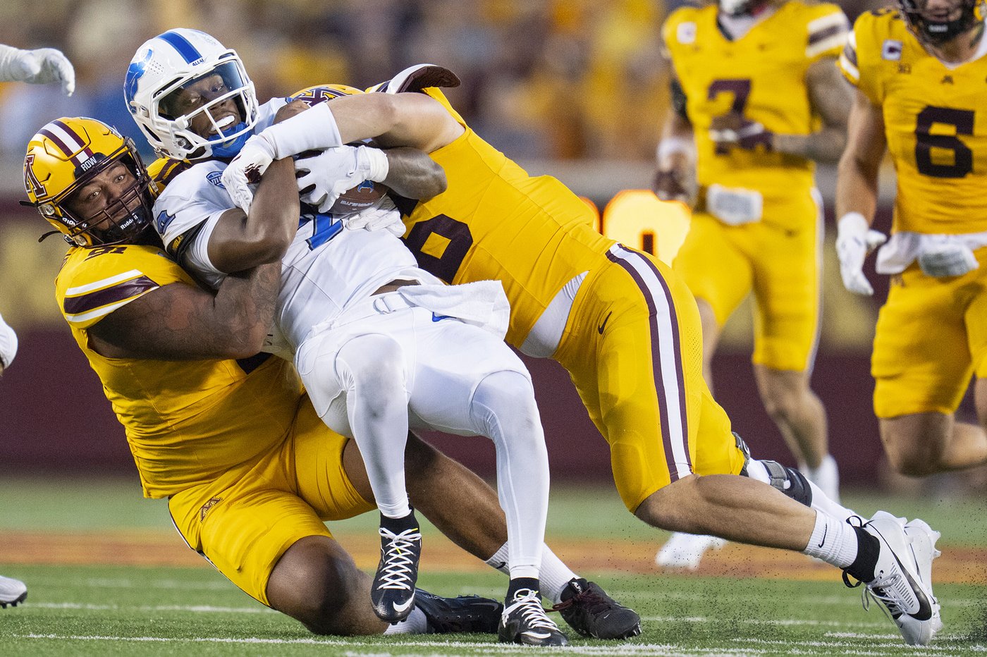 Minnesota beats Buffalo 23-10 in opener as Drake Lindsey passes for 290 yards, 2 TDs in debut | iNFOnews.ca