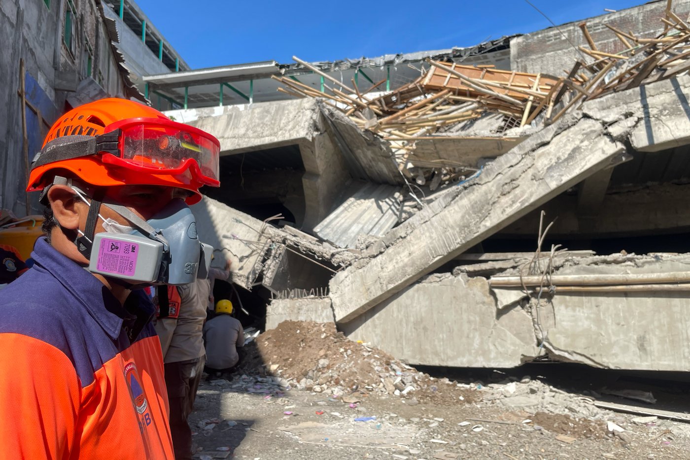 Indonesian rescue workers 'racing against time' in search for dozens in rubble of collapsed school | iNFOnews.ca Indonesian rescue workers 'racing against time' in search for dozens in rubble of collapsed school | iNFOnews.ca