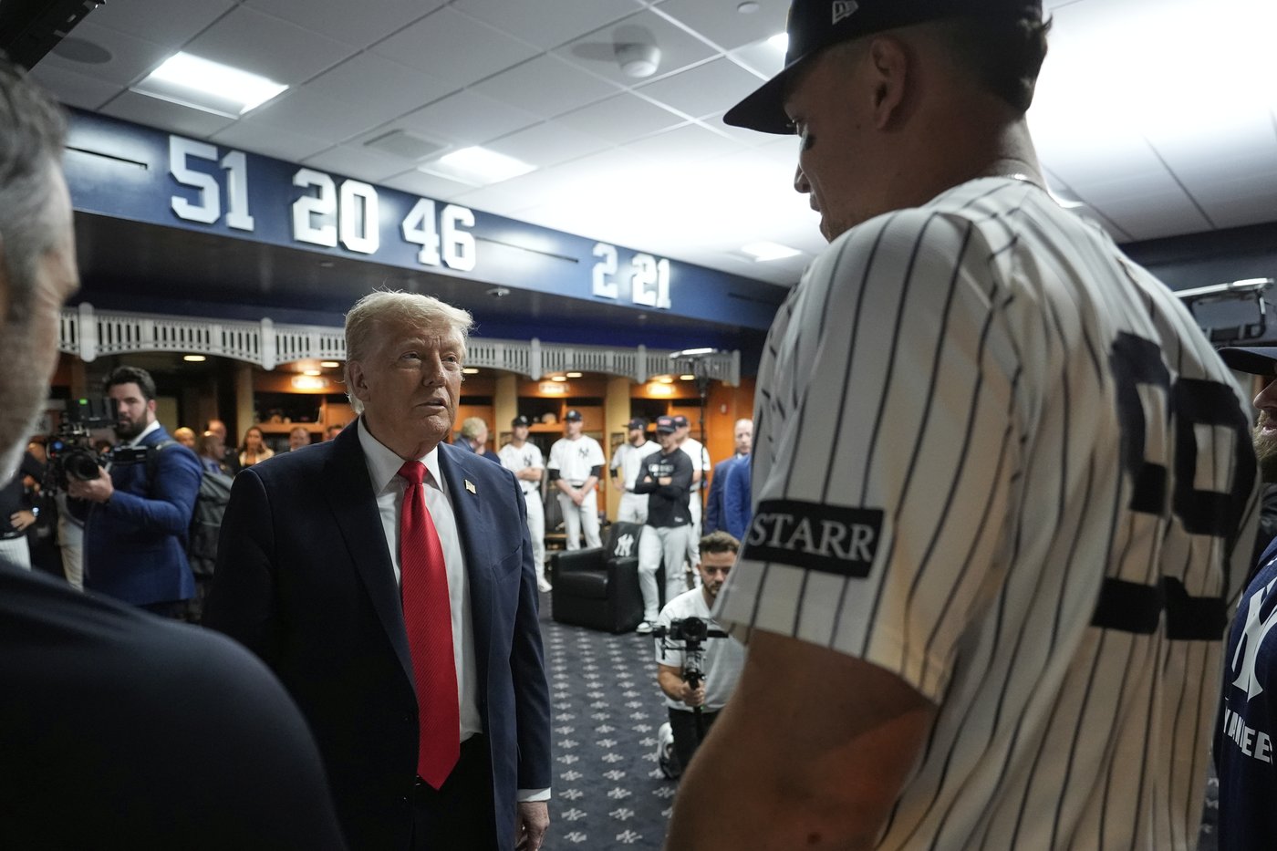 Trump draws cheers and boos while marking 9/11 by attending a New York Yankees game | iNFOnews.ca