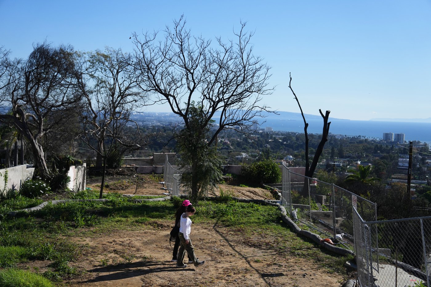 Mourners mark a year since Los Angeles wildfires, in photos | iNFOnews.ca