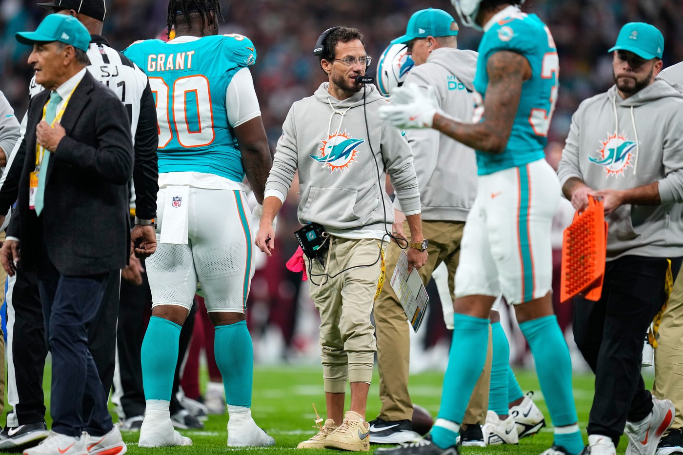 Mike McDaniel says family time, a chance for rest and a Dolphins' winning streak align perfectly | iNFOnews.ca