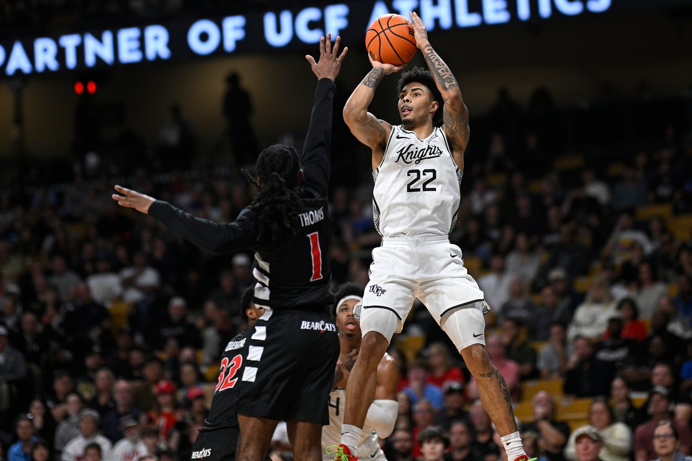No. 25 UCF beats Cincinnati 73-72 on Themus Fulks' jumper in final seconds | iNFOnews.ca No. 25 UCF beats Cincinnati 73-72 on Themus Fulks' jumper in final seconds | iNFOnews.ca