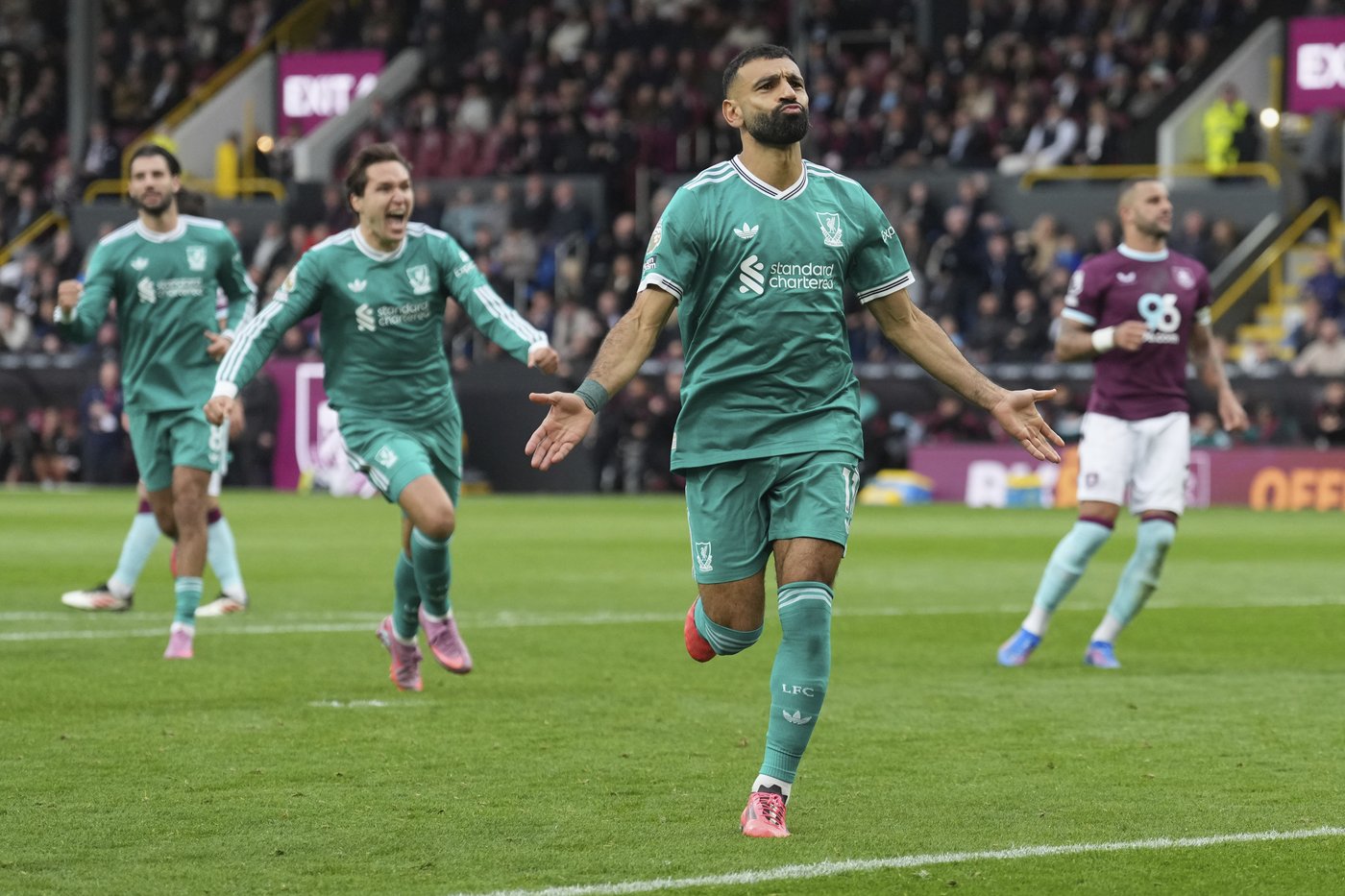 Man City humbles Man United 3-0 in the Premier League, Liverpool back on top | iNFOnews.ca