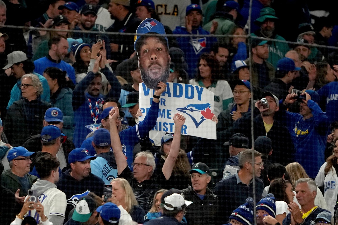 Photo Gallery: Blue Jays even ALCS with 8-2 win in Game 4 | iNFOnews.ca