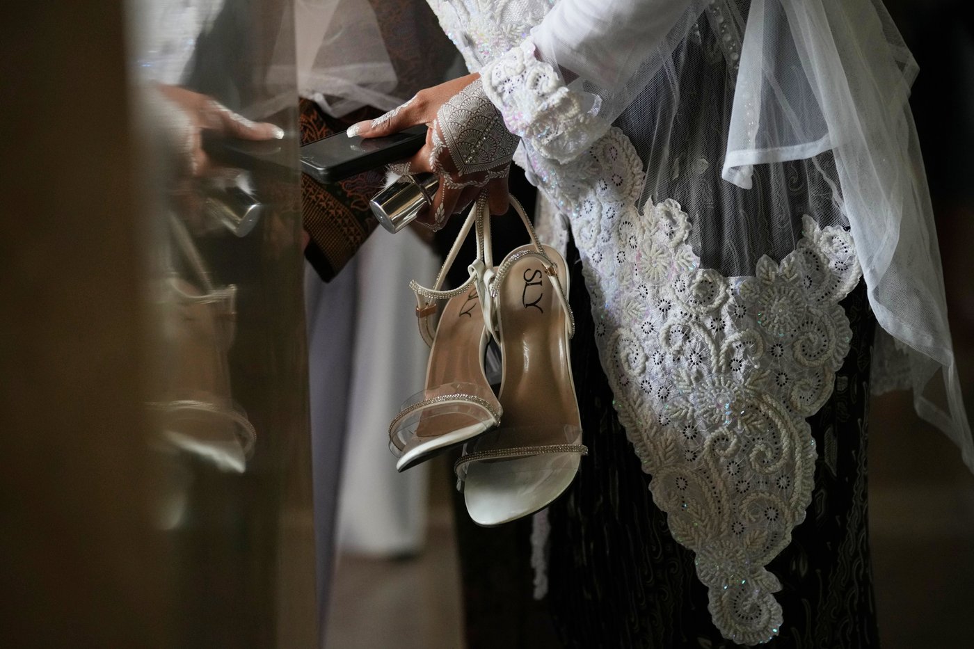 Photos capture the moment 51 couples tie the knot in Indonesian mass wedding ceremony | iNFOnews.ca