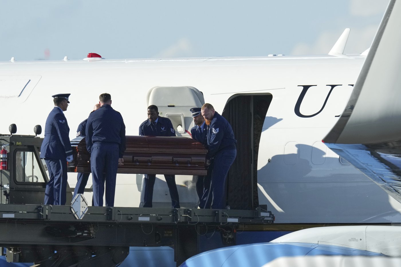 Vance arrives in Arizona with Charlie Kirk's casket aboard Air Force Two | iNFOnews.ca