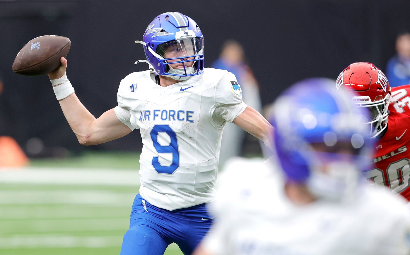 Colandrea scores on 19-yard TD run with 36 seconds left, lifts undefeated UNLV past Air Force 51-48 | iNFOnews.ca