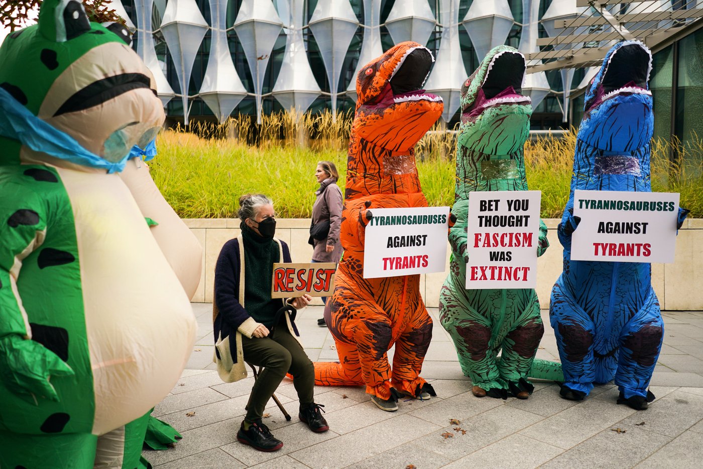 Inflatable costumes used to deflate tensions at rallies against Trump, in photos | iNFOnews.ca