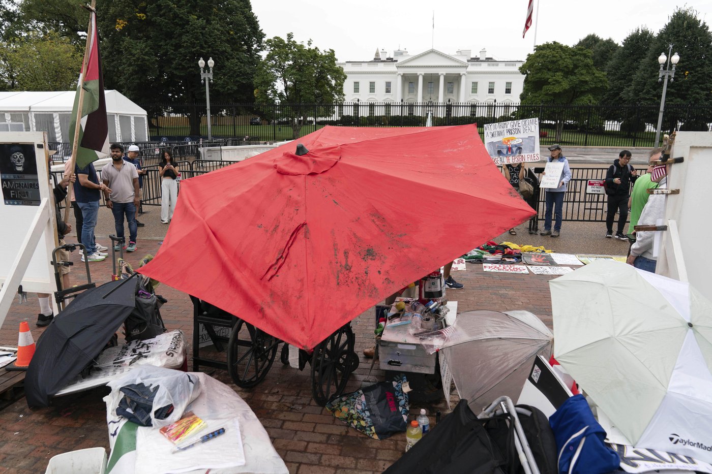 A decades-long peace vigil outside the White House is dismantled after Trump's order | iNFOnews.ca A decades-long peace vigil outside the White House is dismantled after Trump's order | iNFOnews.ca