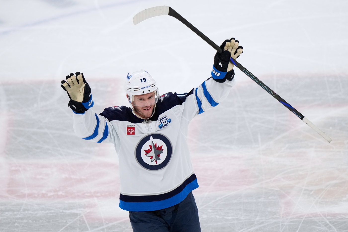 Jonathan Toews gets standing ovation in return to Chicago with the Winnipeg Jets | iNFOnews.ca