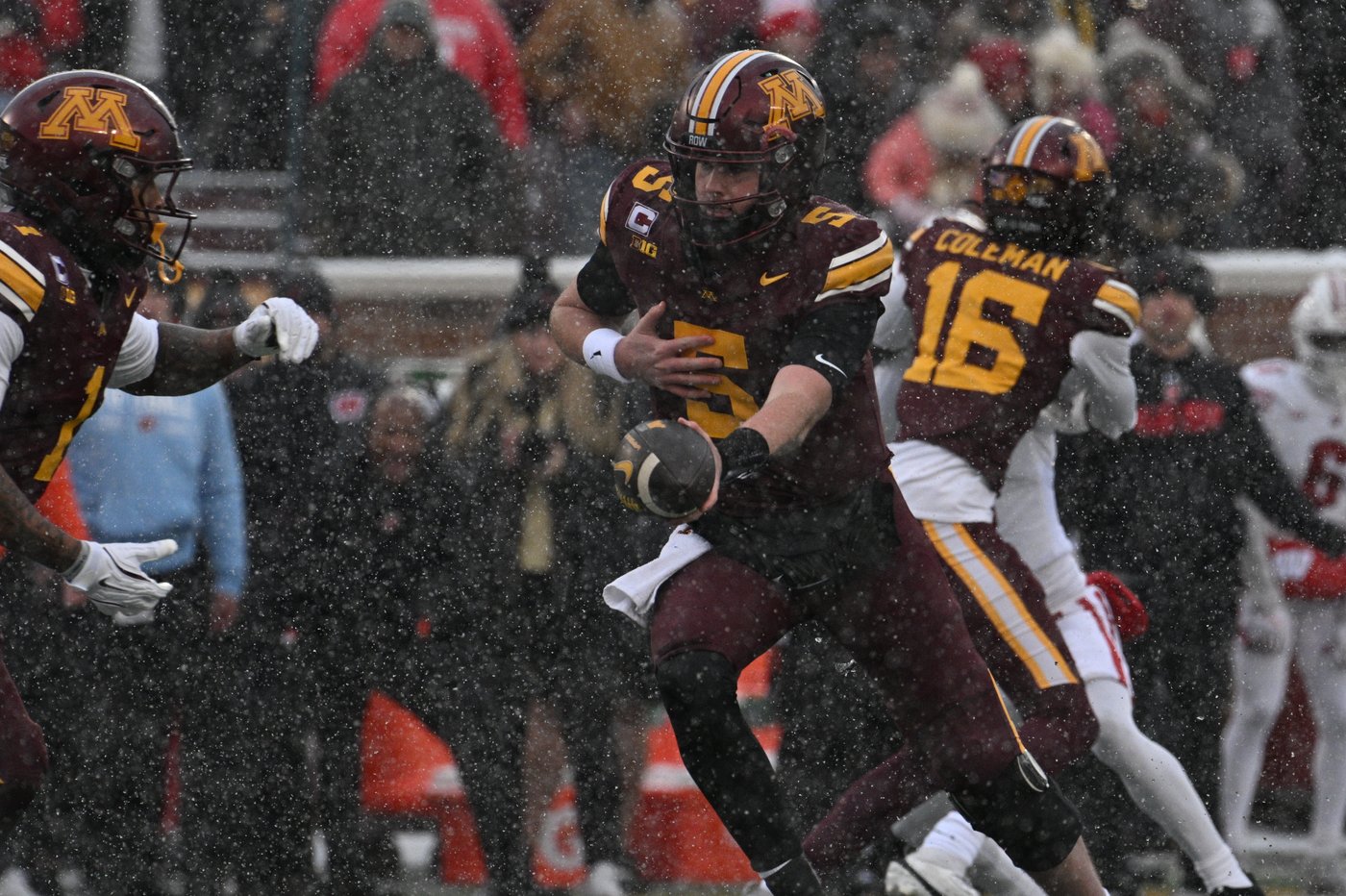 Minnesota keeps Paul Bunyan's Axe with a 17-7 win in the snow over Wisconsin | iNFOnews.ca