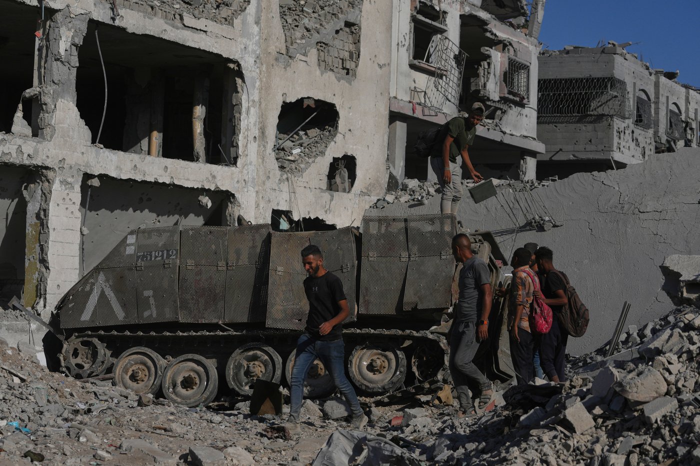 Returning to ruins: Photos of Palestinian families going home | iNFOnews.ca