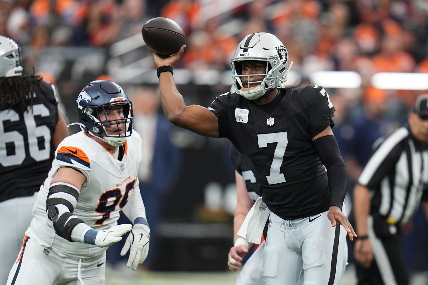 Broncos beat Raiders 24-17 to extend winning streak to 10 games as Geno Smith injured | iNFOnews.ca Broncos beat Raiders 24-17 to extend winning streak to 10 games as Geno Smith injured | iNFOnews.ca