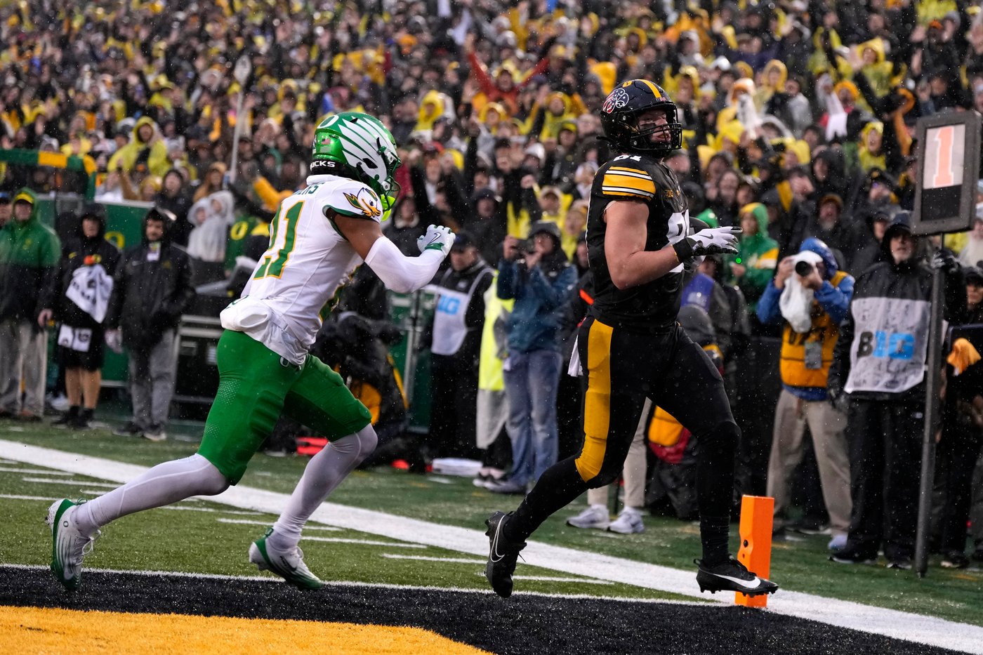 No. 6 Oregon escapes with 18-16 win over Iowa on Sappington's field goal with 3 seconds left | iNFOnews.ca