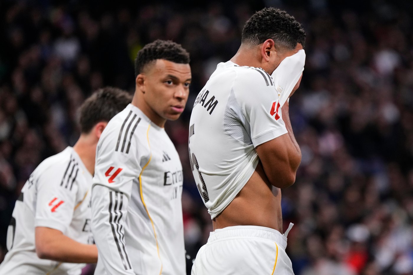 Real Madrid's Jude Bellingham leaves game after 10 minutes with hamstring injury | iNFOnews.ca