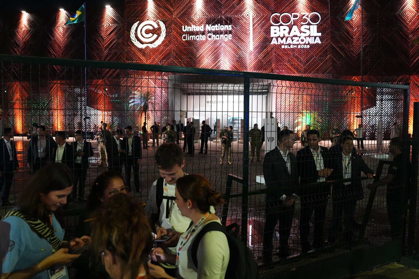 Protesters confront security at main venue of UN climate talks | iNFOnews.ca Protesters confront security at main venue of UN climate talks | iNFOnews.ca