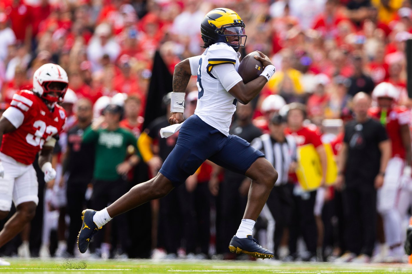 No. 21 Michigan uses 3 long TD runs to beat Nebraska 30-27, extend Huskers' skid against Top 25 foes | iNFOnews.ca