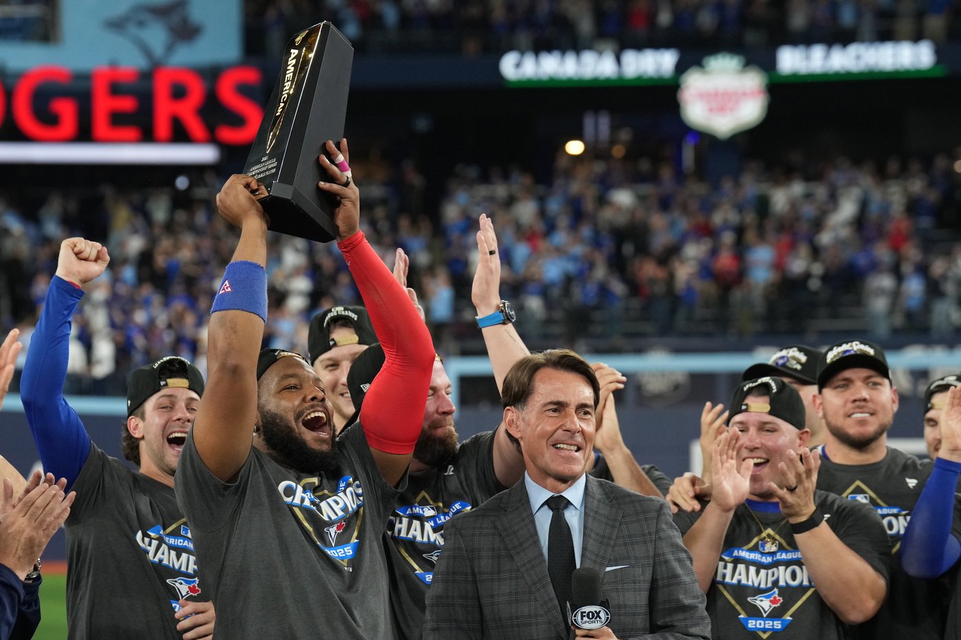 Photo Gallery: Blue Jays advance to World Series with 4-3 win over the Mariners | iNFOnews.ca