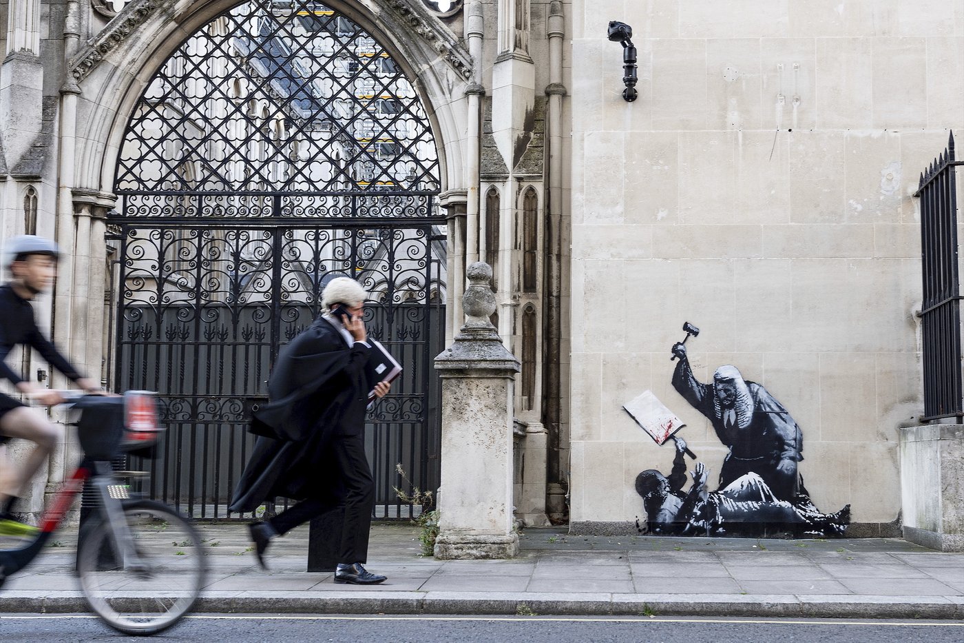 New Banksy mural of a judge beating a protester to be removed from outside London court | iNFOnews.ca New Banksy mural of a judge beating a protester to be removed from outside London court | iNFOnews.ca