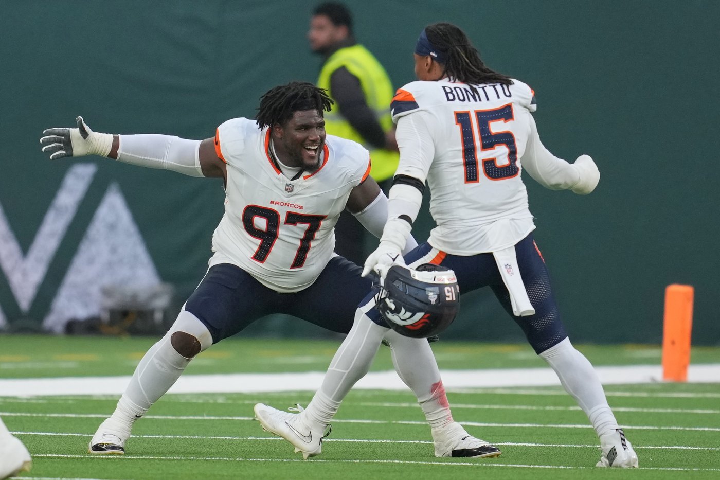 Broncos' defense saves the day by sacking Justin Fields nine times in gritty win over Jets | iNFOnews.ca Broncos' defense saves the day by sacking Justin Fields nine times in gritty win over Jets | iNFOnews.ca