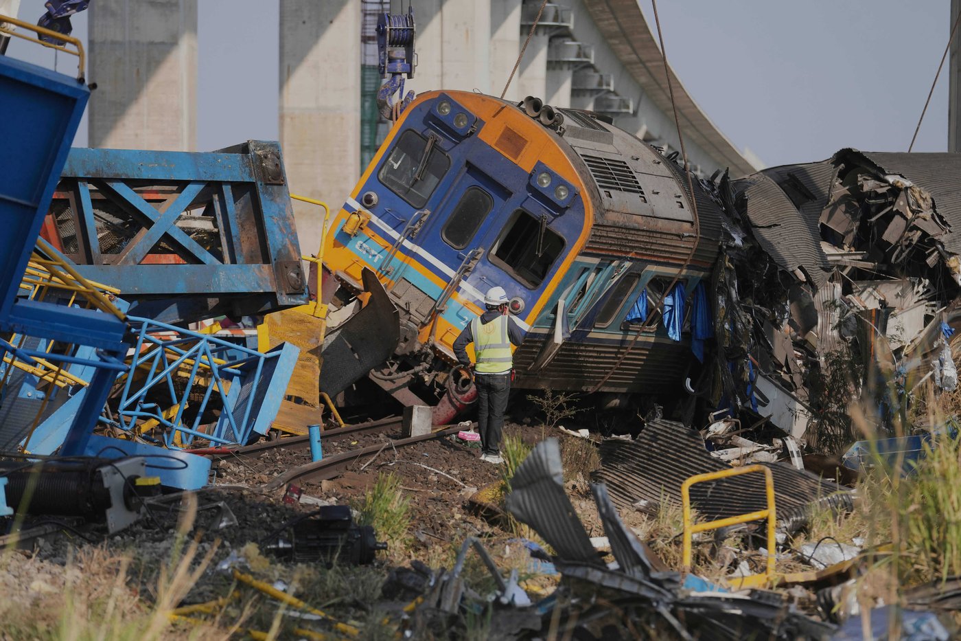 Photos show rescue work after train derailment in Thailand | iNFOnews.ca