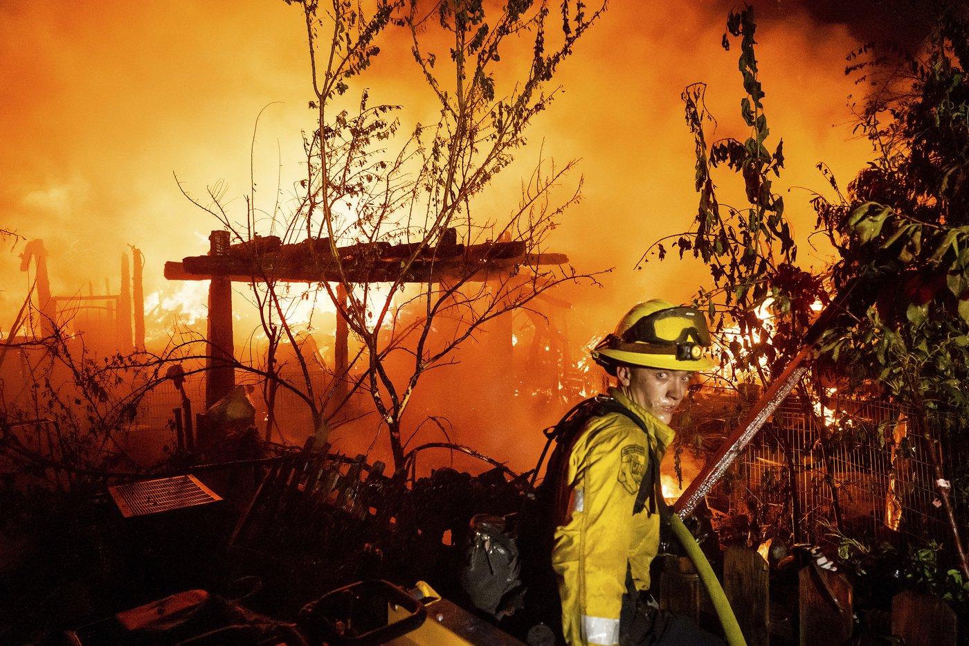 A wildfire sweeps through a historic California gold-mining town in photos | iNFOnews.ca