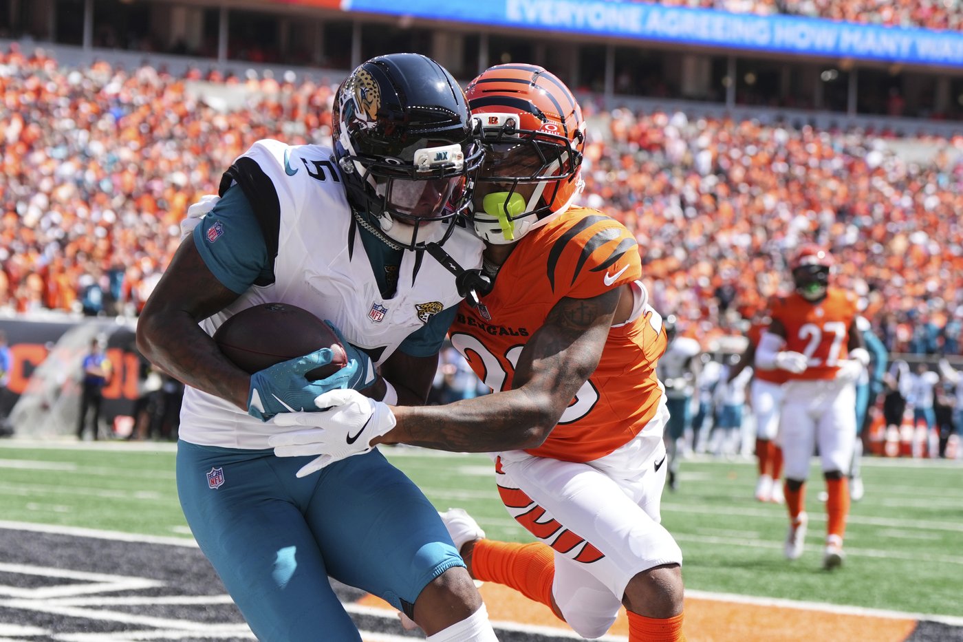 Jake Browning relieves the injured Joe Burrow and scores late TD as Bengals beat Jaguars 31-27 | iNFOnews.ca
