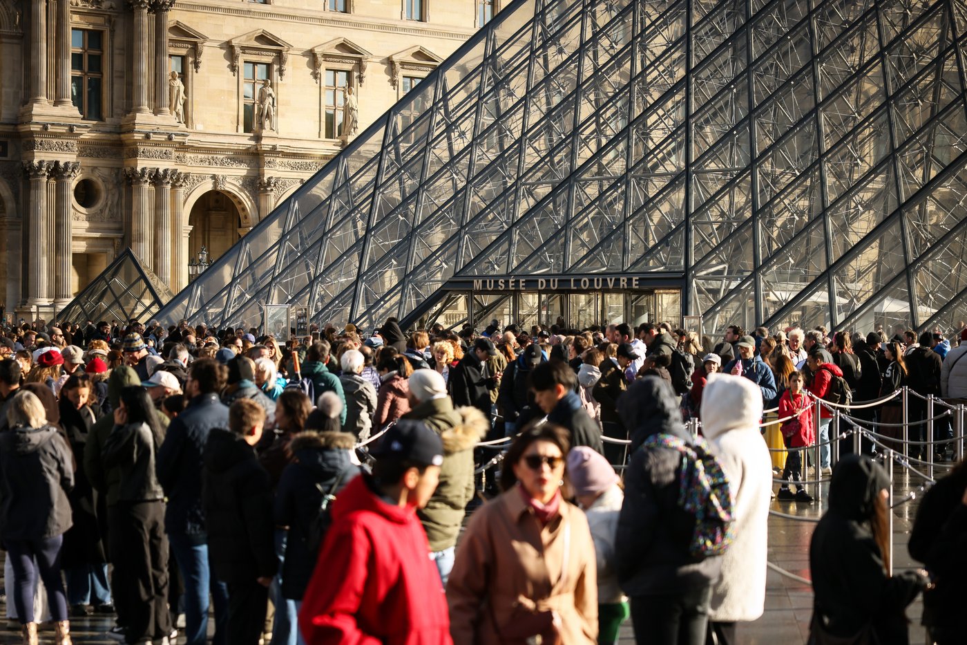 Suspects arrested over the theft of crown jewels from Paris' Louvre museum | iNFOnews.ca Suspects arrested over the theft of crown jewels from Paris' Louvre museum | iNFOnews.ca