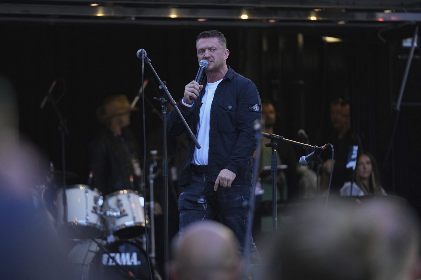 More than 100,000 attend London protest organized by far-right activist, with clashes breaking out | iNFOnews.ca More than 100,000 attend London protest organized by far-right activist, with clashes breaking out | iNFOnews.ca